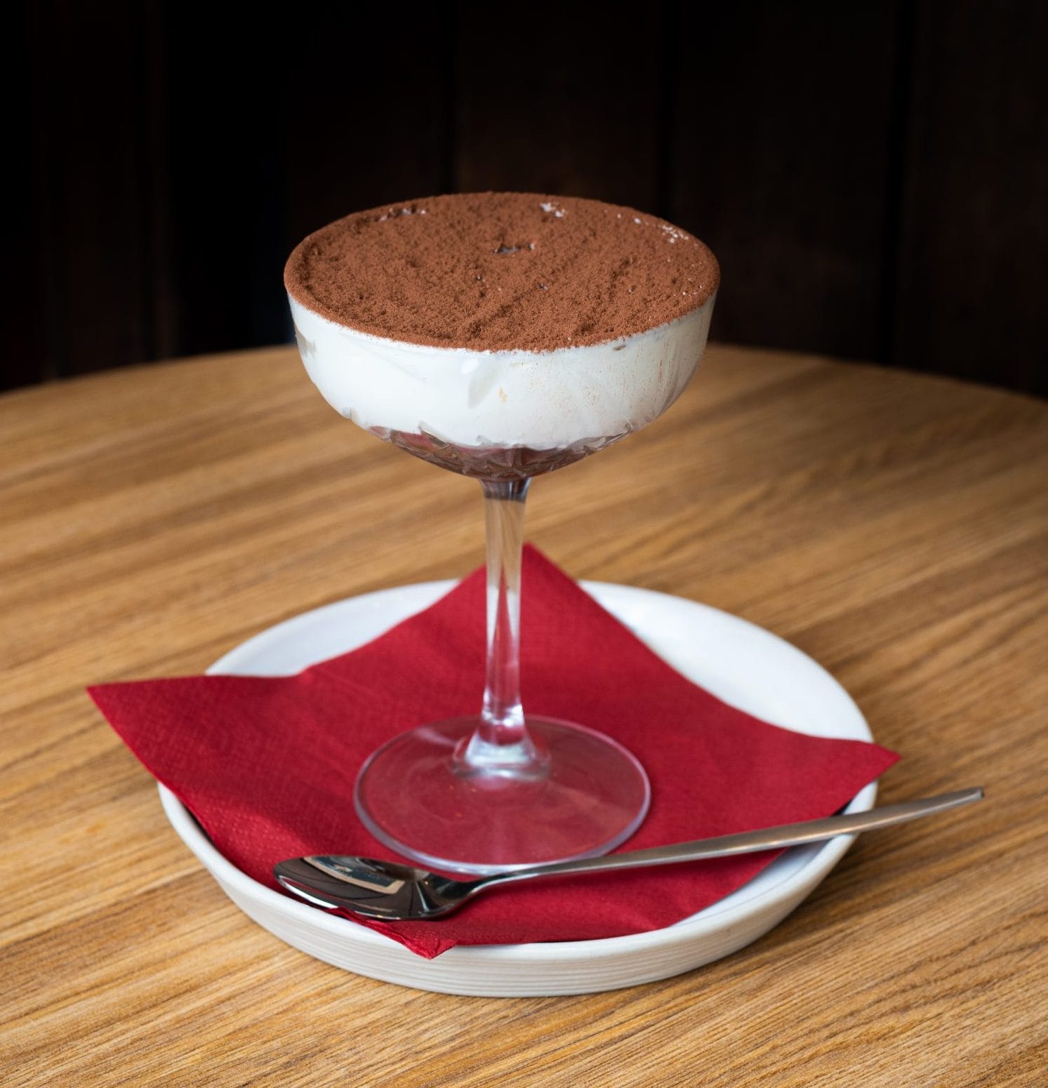Tiramisu in een coupeglas met cacao