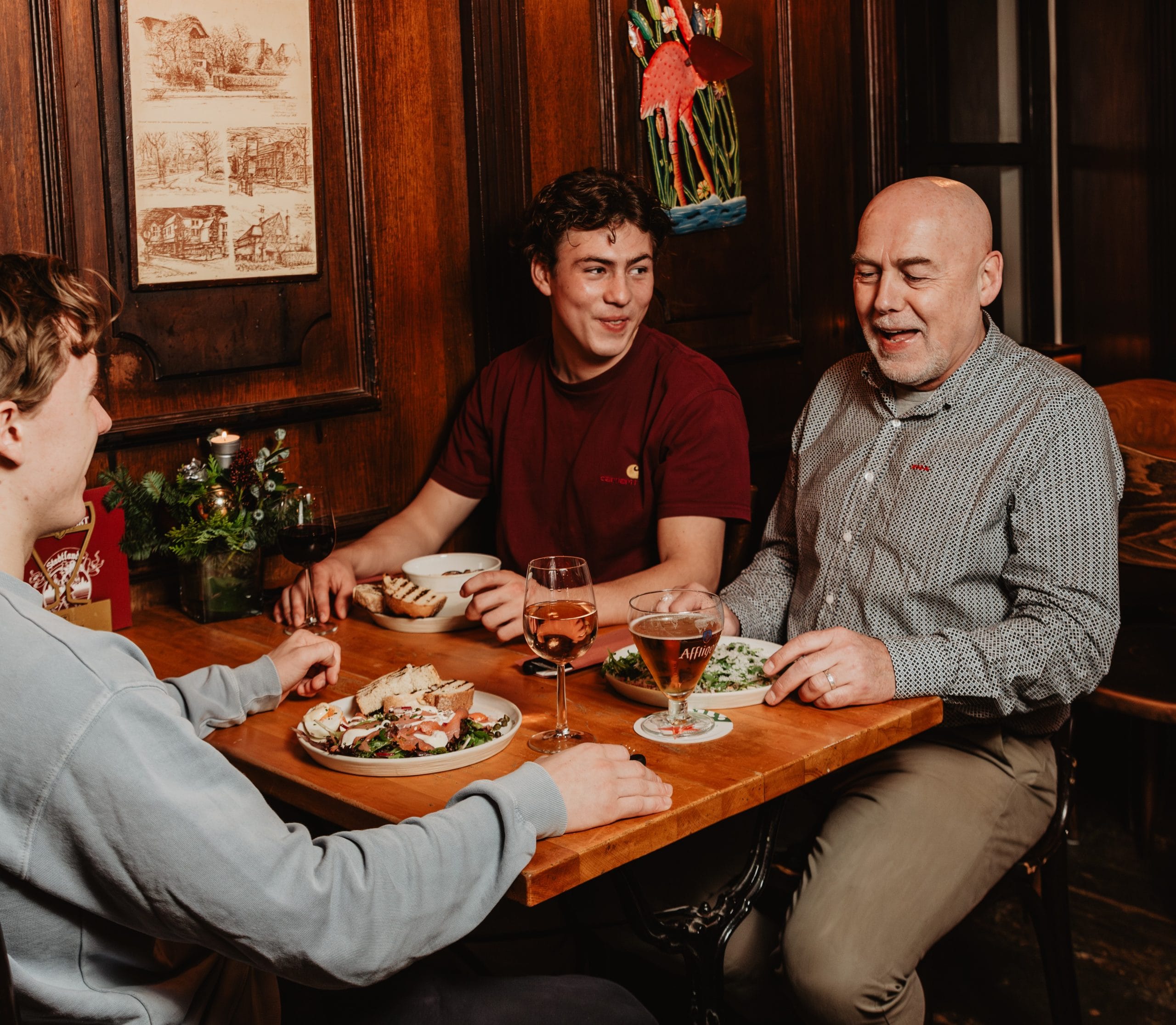Drie generaties aan tafel bij Stadtlander, lachend tijdens het eten